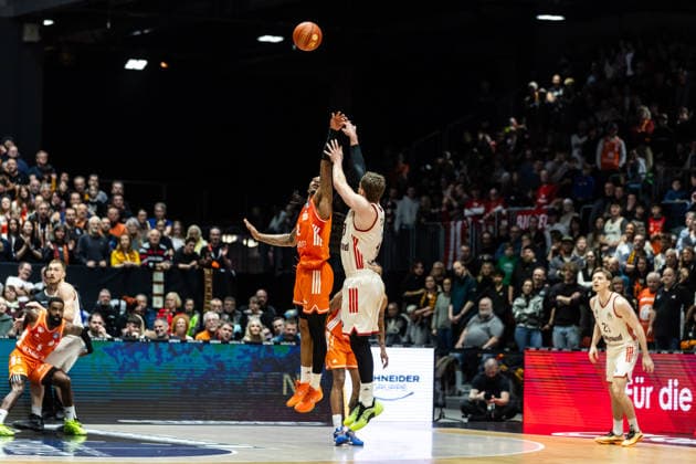 GER, easy-Credit Basketball-Bundesliga, Niners Chemnitz - FC Bayern München Basketball. 18.01.2026, Messe, Chemnitz, GER, easy-Credit Basketball-Bundesliga, Niners Chemnitz - FC Bayern München Basketball. Andreas Obst (FC Bayern München Basketball 13), Nike Sibande (Niners Chemnitz, 2) Foto Alexander Trienitz Chemnitz Messe Sachsen Deutschland