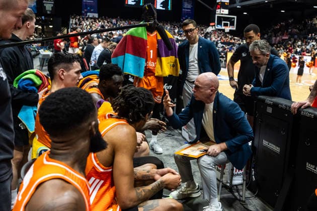 GER, easy-Credit Basketball-Bundesliga, Niners Chemnitz - FC Bayern München Basketball. 18.01.2026, Messe, Chemnitz, GER, easy-Credit Basketball-Bundesliga, Niners Chemnitz - FC Bayern München Basketball. Rodrigo Pastore (Head Coach), Niners Chemnitz spricht mit seinen Spielern Foto Alexander Trienitz Chemnitz Messe Sachsen Deutschland