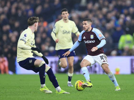 Birmingham, England, 18th January 2026. Emiliano Buendia of Aston Villa (r) in action during the Aston Villa vs Everton Premier League match at Villa Park, Birmingham. Picture credit should read: Jessica Hornby Sportimage EDITORIAL USE ONLY. No use with unauthorised audio, video, data, fixture lists, club league logos or live services. Online in-match use limited to 120 images, no video emulation. No use in betting, games or single club league player publications. SPI_054_JH_Villa_Everton SPI-4460-0054