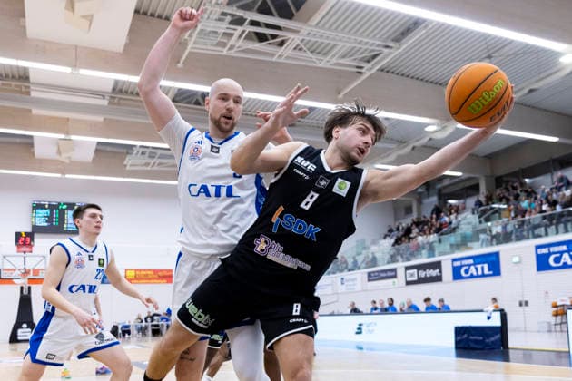 BARMER 2. Basketball Bundesliga ProB Süd: CATL Basketball Löwen vs. SV Fellbach Flashers; Erfurt; 18.01.2026 Jakob Hanzalek ( 8; SV Fellbach Flashers) gegen Paul Albrecht ( 9; CATL Basketball Löwen) BARMER 2. Basketball Bundesliga ProB Süd: CATL Basketball Löwen vs. SV Fellbach Flashers; Riethsporthalle Erfurt; 18.01.2026 Copyright: xBEAUTIFULxSPORTS Duehringx