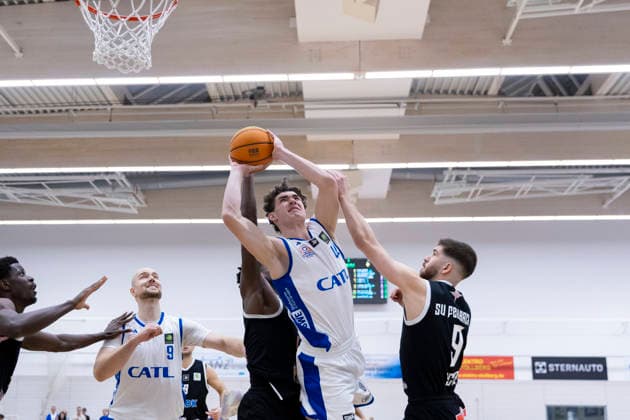 BARMER 2. Basketball Bundesliga ProB Süd: CATL Basketball Löwen vs. SV Fellbach Flashers; Erfurt; 18.01.2026 Samuel Elias Nellessen ( 44; CATL Basketball Löwen) gegen Nik Philip Schlipf ( 9; SV Fellbach Flashers) (rechts) und Nelson Okafor ( 21; SV Fellbach Flashers) (dahinter) BARMER 2. Basketball Bundesliga ProB Süd: CATL Basketball Löwen vs. SV Fellbach Flashers; Riethsporthalle Erfurt; 18.01.2026 Copyright: xBEAUTIFULxSPORTS Duehringx