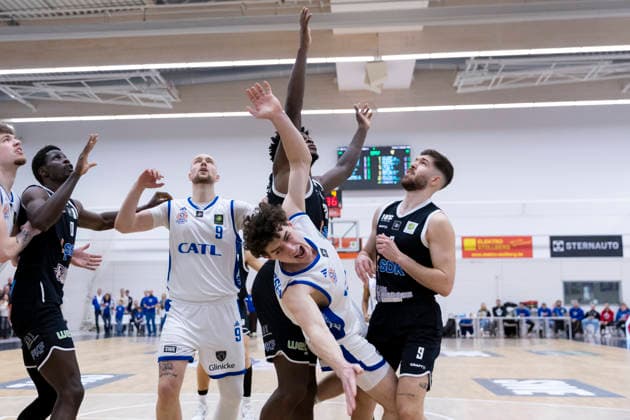 BARMER 2. Basketball Bundesliga ProB Süd: CATL Basketball Löwen vs. SV Fellbach Flashers; Erfurt; 18.01.2026 Samuel Elias Nellessen ( 44; CATL Basketball Löwen) gegen Nik Philip Schlipf ( 9; SV Fellbach Flashers) (rechts) und Nelson Okafor ( 21; SV Fellbach Flashers) (dahinter) BARMER 2. Basketball Bundesliga ProB Süd: CATL Basketball Löwen vs. SV Fellbach Flashers; Riethsporthalle Erfurt; 18.01.2026 Copyright: xBEAUTIFULxSPORTS Duehringx