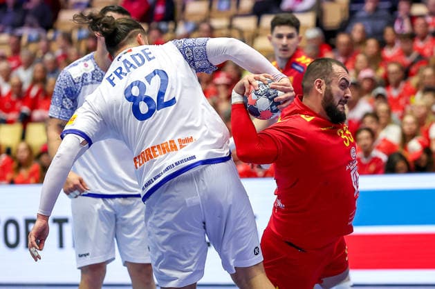 18.01.2026, Handball, Men s EHF EURO 2026, Portugal - Nordmazedonien, Jyske Bank Boxen in Herning, Dänemark, Preliminary Round: Zharko Peshevski (North Macedonia 33) wird von Luis Diogo Sousa Frade (Portugal 82) festgemacht Dänemark