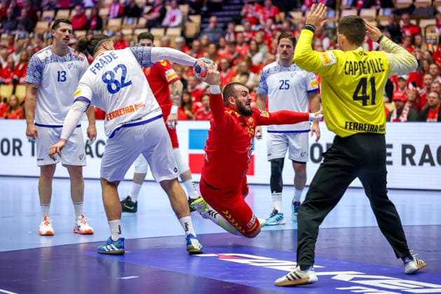 18.01.2026, Handball, Men s EHF EURO 2026, Portugal - Nordmazedonien, Jyske Bank Boxen in Herning, Dänemark, Preliminary Round: Zharko Peshevski (North Macedonia 33) wird von Luis Diogo Sousa Frade (Portugal 82) festgemacht Dänemark