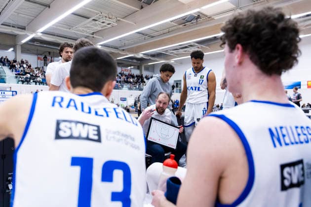BARMER 2. Basketball Bundesliga ProB Süd: CATL Basketball Löwen vs. SV Fellbach Flashers; Erfurt; 18.01.2026 Florian Gut (Trainer; CATL Basketball Löwen) und Mannschaft BARMER 2. Basketball Bundesliga ProB Süd: CATL Basketball Löwen vs. SV Fellbach Flashers; Riethsporthalle Erfurt; 18.01.2026 Copyright: xBEAUTIFULxSPORTS Duehringx