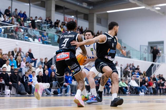 BARMER 2. Basketball Bundesliga ProB Süd: CATL Basketball Löwen vs. SV Fellbach Flashers; Erfurt; 18.01.2026 Michael Tyrone Mitchell Jr. ( 1; CATL Basketball Löwen) gegen Tyseem Lamel Lyles ( 7; SV Fellbach Flashers) (links) und Mateus Rodrigues Rocha ( 4; SV Fellbach Flashers) (rechts) BARMER 2. Basketball Bundesliga ProB Süd: CATL Basketball Löwen vs. SV Fellbach Flashers; Riethsporthalle Erfurt; 18.01.2026 Copyright: xBEAUTIFULxSPORTS Duehringx