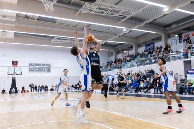 BARMER 2. Basketball Bundesliga ProB Süd: CATL Basketball Löwen vs. SV Fellbach Flashers; Erfurt; 18.01.2026 Mateus Rodrigues Rocha ( 4; SV Fellbach Flashers) gegen Samuel Elias Nellessen ( 44; CATL Basketball Löwen) BARMER 2. Basketball Bundesliga ProB Süd: CATL Basketball Löwen vs. SV Fellbach Flashers; Riethsporthalle Erfurt; 18.01.2026 Copyright: xBEAUTIFULxSPORTS Duehringx