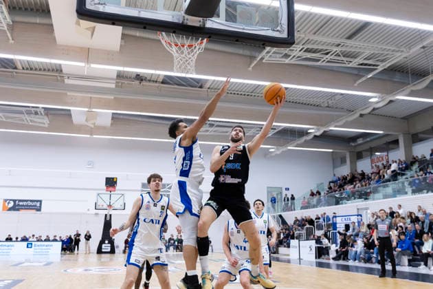 BARMER 2. Basketball Bundesliga ProB Süd: CATL Basketball Löwen vs. SV Fellbach Flashers; Erfurt; 18.01.2026 Noah Kamdem ( 17; CATL Basketball Löwen) gegen Nik Philip Schlipf ( 9; SV Fellbach Flashers) BARMER 2. Basketball Bundesliga ProB Süd: CATL Basketball Löwen vs. SV Fellbach Flashers; Riethsporthalle Erfurt; 18.01.2026 Copyright: xBEAUTIFULxSPORTS Duehringx