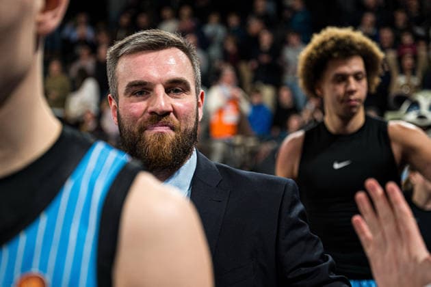 Basketball I Herren I Bundesliga I Saison 2025 2026 I 16. Spieltag I Veolia Towers Hamburg - ratiopharm ulm I 18.01.2026 Stanley Witt (Assistant Coach, Veolia Towers Hamburg) beim Abklatschen mit den Fans Copyright: xLobeca Björn-OlexKehmx