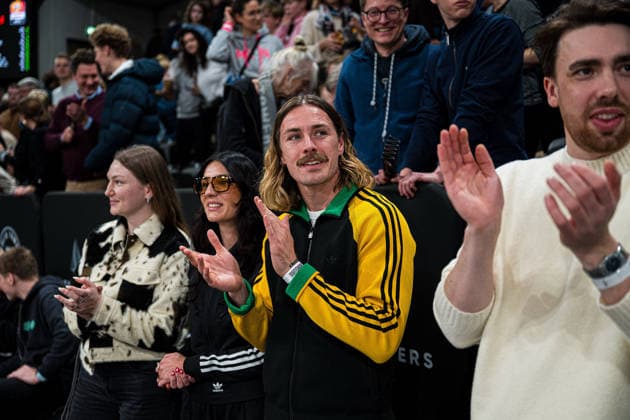 Basketball I Herren I Bundesliga I Saison 2025 2026 I 16. Spieltag I Veolia Towers Hamburg - ratiopharm ulm I 18.01.2026 Jackson Irvine (7, FC St. Pauli) applaudiert der Mannschaft der Veolia Towers Hamburg Copyright: xLobeca Björn-OlexKehmx