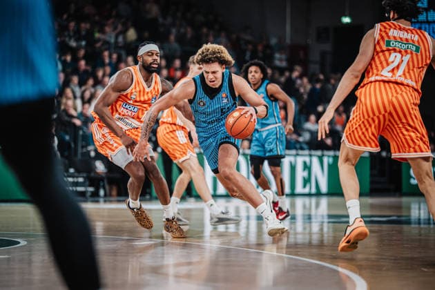 Basketball Männer Saison 2025 2026 easyCredit Basketball Bundesliga Veolia Towers Hamburg vs. Ratiopharm Ulm 18.01.2026 Zacharie Perrin ( 52, Veolia Towers Hamburg) Hamburg Inselpark Arena Hamburg Deutschland