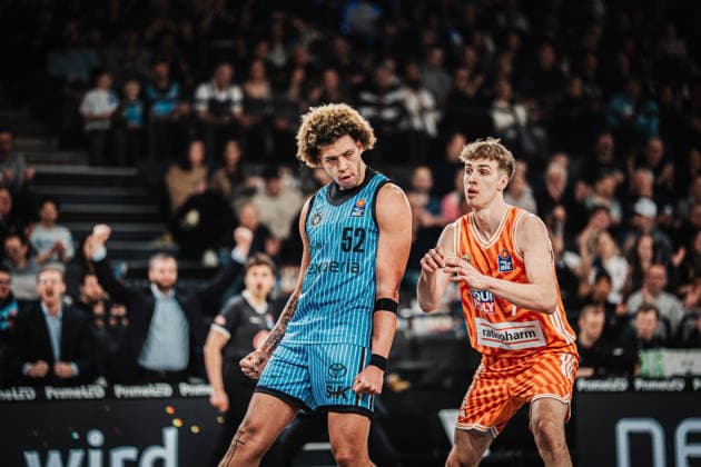Basketball Männer Saison 2025 2026 easyCredit Basketball Bundesliga Veolia Towers Hamburg vs. Ratiopharm Ulm 18.01.2026 v.l. Zacharie Perrin ( 52, Veolia Towers Hamburg) und Tobias Jensen ( 7, Ratiopharm Ulm) Hamburg Inselpark Arena Hamburg Deutschland