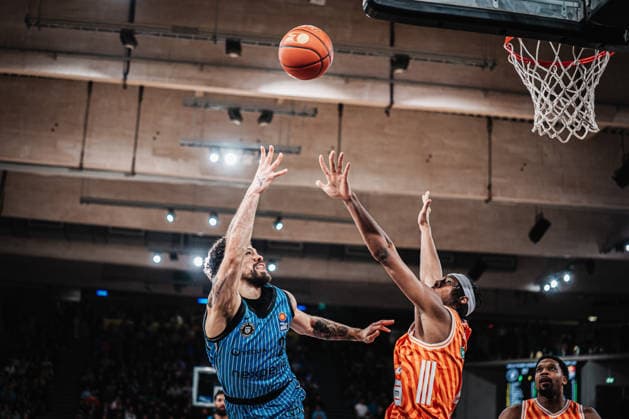 Basketball Männer Saison 2025 2026 easyCredit Basketball Bundesliga Veolia Towers Hamburg vs. Ratiopharm Ulm 18.01.2026 v.l. Devon Daniels ( 21, Veolia Towers Hamburg) beim Korbleger Hamburg Inselpark Arena Hamburg Deutschland