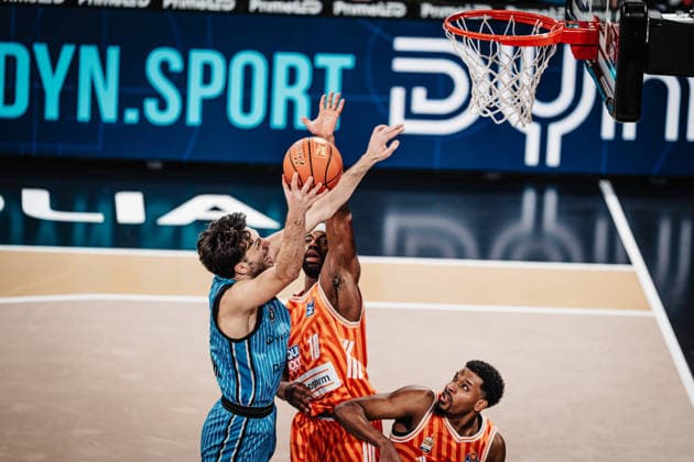 Basketball Männer Saison 2025 2026 easyCredit Basketball Bundesliga Veolia Towers Hamburg vs. Ratiopharm Ulm 18.01.2026 v.l. Benedikt Turudic ( 44, Veolia Towers Hamburg) gegen Malik Osborne ( 10, Ratiopharm Ulm) Hamburg Inselpark Arena Hamburg Deutschland