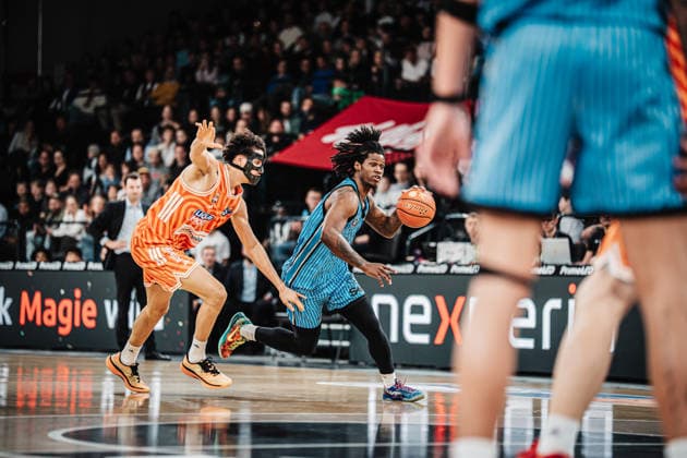 Basketball Männer Saison 2025 2026 easyCredit Basketball Bundesliga Veolia Towers Hamburg vs. Ratiopharm Ulm 18.01.2026 v.l. Alec Anigbata ( 21, Ratiopharm Ulm) gegen Leonard Thorpe Jr. ( 2, Veolia Towers Hamburg) Hamburg Inselpark Arena Hamburg Deutschland