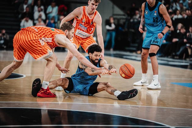 Basketball Männer Saison 2025 2026 easyCredit Basketball Bundesliga Veolia Towers Hamburg vs. Ratiopharm Ulm 18.01.2026 Devon Daniels ( 21, Veolia Towers Hamburg) spielt den Ball vom Boden aus Hamburg Inselpark Arena Hamburg Deutschland