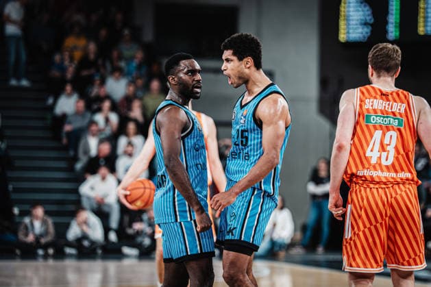Basketball Männer Saison 2025 2026 easyCredit Basketball Bundesliga Veolia Towers Hamburg vs. Ratiopharm Ulm 18.01.2026 Jubel v.l. Osaro Jürgen Rich ( 3, Veolia Towers Hamburg) und Kenneth Ogbe ( 25, Veolia Towers Hamburg) Hamburg Inselpark Arena Hamburg Deutschland