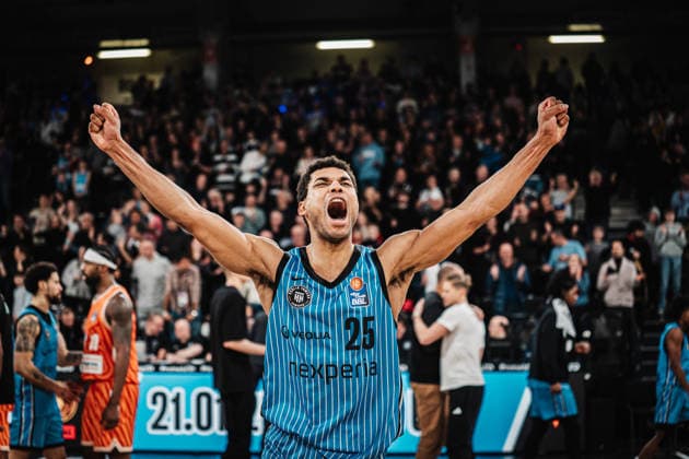 Basketball Männer Saison 2025 2026 easyCredit Basketball Bundesliga Veolia Towers Hamburg vs. Ratiopharm Ulm 18.01.2026 Kenneth Ogbe ( 25, Veolia Towers Hamburg) jubelt nach dem Sieg Hamburg Inselpark Arena Hamburg Deutschland