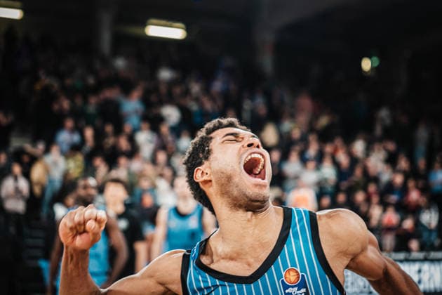 Basketball Männer Saison 2025 2026 easyCredit Basketball Bundesliga Veolia Towers Hamburg vs. Ratiopharm Ulm 18.01.2026 Kenneth Ogbe ( 25, Veolia Towers Hamburg) jubelt nach dem Sieg Hamburg Inselpark Arena Hamburg Deutschland