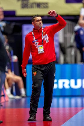 18.01.2026, Handball, Men s EHF EURO 2026, Portugal - Nordmazedonien, Jyske Bank Boxen in Herning, Dänemark, Preliminary Round: Headcoach Kiril Lazarov (North Macedonia hc) gestikulierend am Spielfeldrand Dänemark