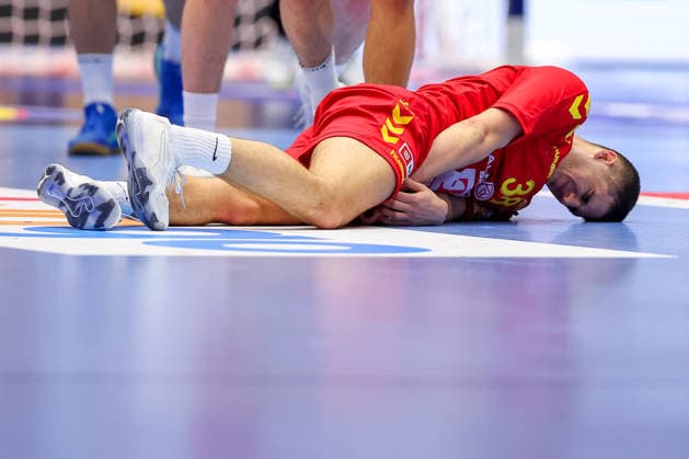 18.01.2026, Handball, Men s EHF EURO 2026, Portugal - Nordmazedonien, Jyske Bank Boxen in Herning, Dänemark, Preliminary Round: Ivan Djonov (North Macedonia 38) liegt mit Schmerzen auf dem Spielfeld Dänemark
