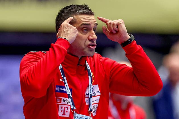 18.01.2026, Handball, Men s EHF EURO 2026, Portugal - Nordmazedonien, Jyske Bank Boxen in Herning, Dänemark, Preliminary Round: Headcoach Kiril Lazarov (North Macedonia hc) gestikulierend am Spielfeldrand Dänemark *** 18 01 2026, Handball, Men s EHF EURO 2026, Portugal North Macedonia, Jyske Bank Boxing in Herning, Denmark, Preliminary Round Headcoach Kiril Lazarov North Macedonia hc gesticulating on the sidelines Denmark