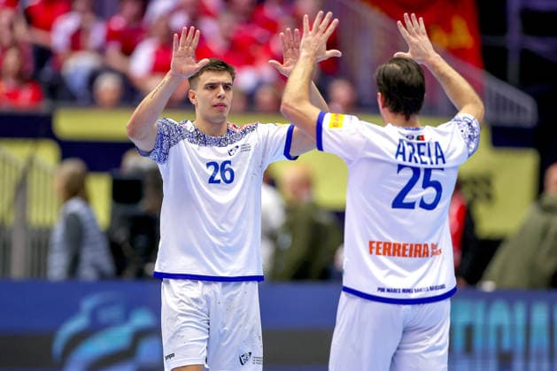 18.01.2026, Handball, Men s EHF EURO 2026, Portugal - Nordmazedonien, Jyske Bank Boxen in Herning, Dänemark, Preliminary Round: Francisco Mota Costa (Portugal 26) jubelnd neben Antonio Antunes Baeta Rodrigues Areia (Portugal 25) Dänemark