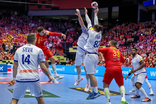 18.01.2026, Handball, Men s EHF EURO 2026, Portugal - Nordmazedonien, Jyske Bank Boxen in Herning, Dänemark, Preliminary Round: Martin Serafimov (North Macedonia 77) wird von Luis Diogo Sousa Frade (Portugal 82) und Rocha Nogueira (Portugal 13) geblockt Dänemark