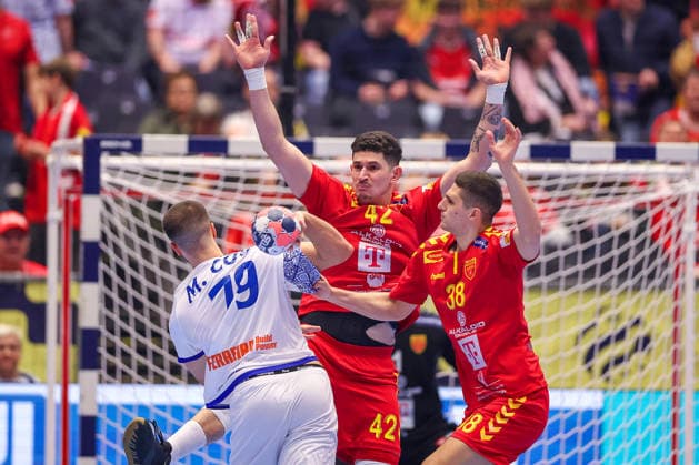 18.01.2026, Handball, Men s EHF EURO 2026, Portugal - Nordmazedonien, Jyske Bank Boxen in Herning, Dänemark, Preliminary Round: Martim Mota Costa (Portugal 79) im Zweikampf gegen Marko Stojkovikj (North Macedonia 42) Ivan Djonov (North Macedonia 38) Dänemark