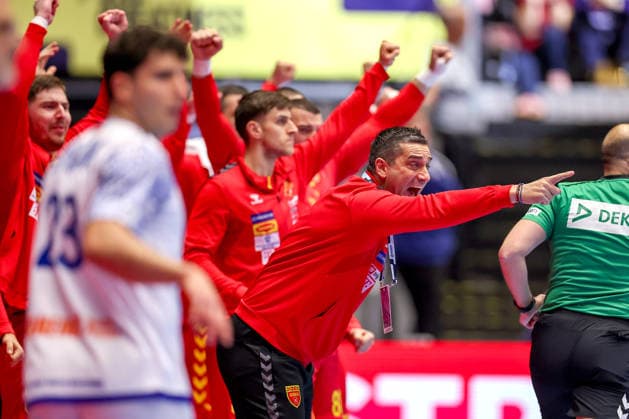 18.01.2026, Handball, Men s EHF EURO 2026, Portugal - Nordmazedonien, Jyske Bank Boxen in Herning, Dänemark, Preliminary Round: Headcoach Kiril Lazarov (North Macedonia hc) gestikulierend am Spielfeldrand Dänemark