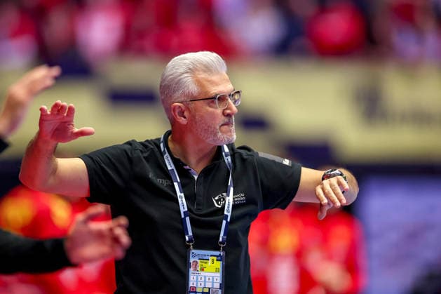 18.01.2026, Handball, Men s EHF EURO 2026, Portugal - Nordmazedonien, Jyske Bank Boxen in Herning, Dänemark, Preliminary Round: Headcoach Paulo Jorge Moura Pereira (Portugal hc) gestikulierend am Spielfeldrand Dänemark