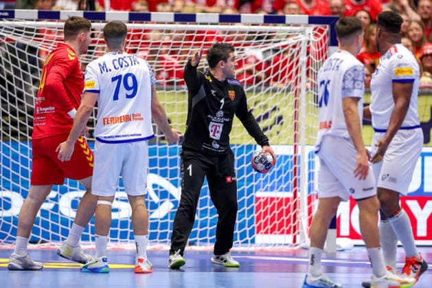18.01.2026, Handball, Men s EHF EURO 2026, Portugal - Nordmazedonien, Jyske Bank Boxen in Herning, Dänemark, Preliminary Round: Nikola Mitrevski (North Macedonia 01) gestikulierend auf dem Spielfeld Dänemark