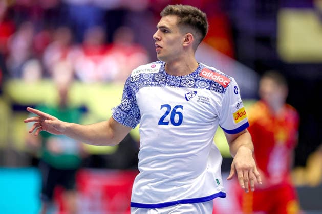 18.01.2026, Handball, Men s EHF EURO 2026, Portugal - Nordmazedonien, Jyske Bank Boxen in Herning, Dänemark, Preliminary Round: Francisco Mota Costa (Portugal 26) gestikulierend auf dem Spielfeld Dänemark
