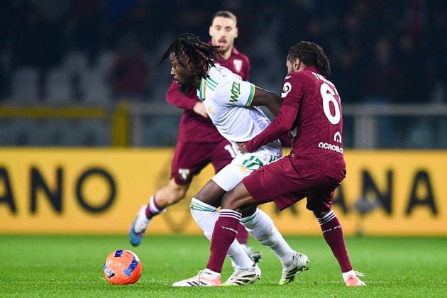 2026-01-18 Torino FC v AS Roma - Serie A TURIN, ITALY - JANUARY 18: Manu Kone of AS Roma battles for the ball with Adrien Tameze of Torino FC during the Serie A match between Torino FC and AS Roma at Stadio Olimpico di Torino on January 18, 2026 in Turin, Italy. (Photo by Alberto Gandolfo BSR Agency) Turin Italy Content not available for redistribution in The Netherlands directly or indirectly through any third parties. Copyright: xBSRxAgencyx