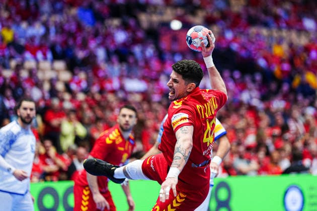 Wurf Tor Marko Stojkovikj (Nordmazedonien, 42) DEN, Nordmazedonien vs. Portugal, Handball, EHF Europameisterschaft 2026, Gruppe B, Spieltag 2, 18.01.2026 DEN, Nordmazedonien vs. Portugal, Handball, EHF Europameisterschaft 2026, Gruppe B, Spieltag 2, 18.01.2026 Herning Copyright: xEibner-Pressefoto MarcelxvonxFehrnx EP_MFN