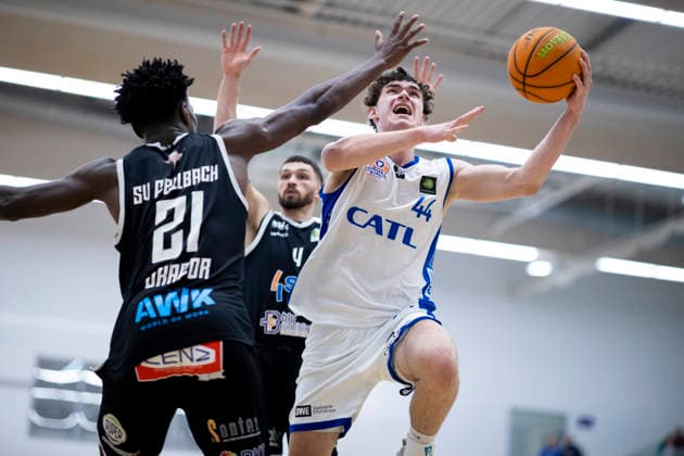 BARMER 2. Basketball Bundesliga ProB Süd: CATL Basketball Löwen vs. SV Fellbach Flashers; Erfurt; 18.01.2026 Nelson Okafor ( 21; SV Fellbach Flashers) gegen Samuel Elias Nellessen ( 44; CATL Basketball Löwen) BARMER 2. Basketball Bundesliga ProB Süd: CATL Basketball Löwen vs. SV Fellbach Flashers; Riethsporthalle Erfurt; 18.01.2026 Copyright: xBEAUTIFULxSPORTS Duehringx