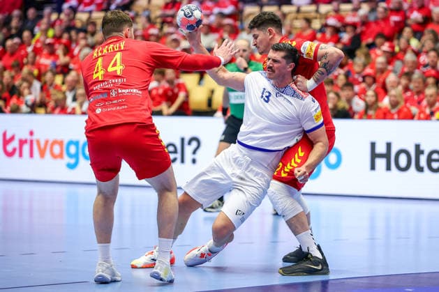 18.01.2026, Handball, Men s EHF EURO 2026, Portugal - Nordmazedonien, Jyske Bank Boxen in Herning, Dänemark, Preliminary Round: Rocha Nogueira (Portugal 13) im Zweikampf gegen Mihail Alarov (North Macedonia 44) Marko Stojkovikj (North Macedonia 42) Dänemark