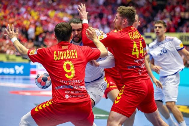 18.01.2026, Handball, Men s EHF EURO 2026, Portugal - Nordmazedonien, Jyske Bank Boxen in Herning, Dänemark, Preliminary Round: Luis Diogo Sousa Frade (Portugal 82) im Zweikampf gegen Igor Gjorgiev (North Macedonia 09) Mihail Alarov (North Macedonia 44) Dänemark