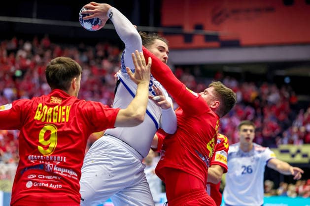 18.01.2026, Handball, Men s EHF EURO 2026, Portugal - Nordmazedonien, Jyske Bank Boxen in Herning, Dänemark, Preliminary Round: Luis Diogo Sousa Frade (Portugal 82) im Zweikampf gegen Igor Gjorgiev (North Macedonia 09) Mihail Alarov (North Macedonia 44) Dänemark