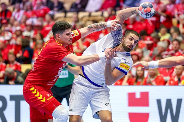 18.01.2026, Handball, Men s EHF EURO 2026, Portugal - Nordmazedonien, Jyske Bank Boxen in Herning, Dänemark, Preliminary Round: Martim Mota Costa (Portugal 79) im Zweikampf gegen Marko Stojkovikj (North Macedonia 42) Dänemark