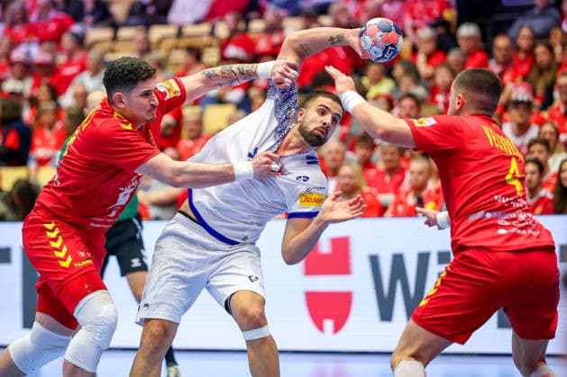 18.01.2026, Handball, Men s EHF EURO 2026, Portugal - Nordmazedonien, Jyske Bank Boxen in Herning, Dänemark, Preliminary Round: Martim Mota Costa (Portugal 79) im Zweikampf gegen Marko Stojkovikj (North Macedonia 42) Martin Velkovski (North Macedonia 04) Dänemark