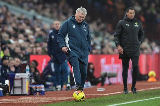 Premier League Aston Villa v Everton David Moyes manager of Everton controls the ball during the Premier League match Aston Villa vs Everton at Villa Park, Birmingham, United Kingdom, 18th January 2026 (Photo by Mark Cosgrove News Images) Birmingham Villa Park West Midlands United Kingdom Copyright: xMarkxCosgrove NewsxImagesx