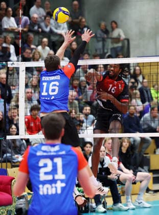 18.01.2026, Deutschland, Ludwigsburg, Volleyball Barock Volleys Ludwigsburg vs. Baden Volleys SSC Karlsruhe, Omene Nyherowo (LB, rechts)