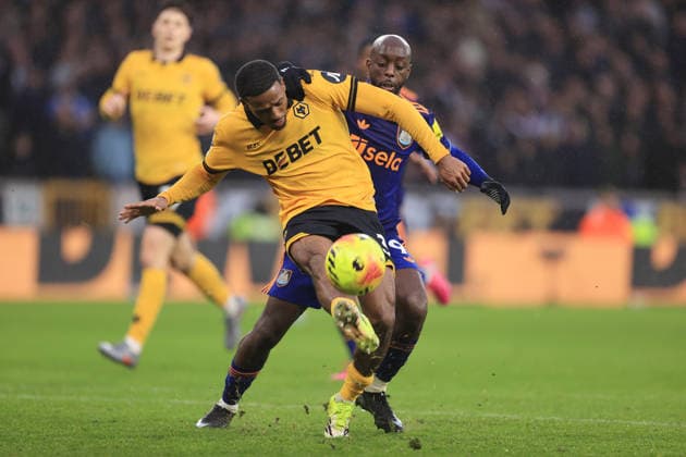 Football - Premier League - Wolverhampton Wanderers v Newcastle United 18th January 2026 - Premier League - Wolverhampton Wanderers v Newcastle United - Jackson Tchatchoua of Wolverhampton Wanderers battles with Yoane Wissa of Newcastle United - Photo: Simon Stacpoole Offside. Wolverhampton UK Copyright: xSimonxStacpoolexOffside