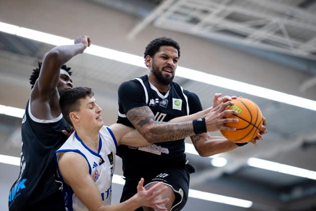 BARMER 2. Basketball Bundesliga ProB Süd: CATL Basketball Löwen vs. SV Fellbach Flashers; Erfurt; 18.01.2026 Friedrich Radefeld ( 13; CATL Basketball Löwen) gegen Brian Butler ( 10; SV Fellbach Flashers) (rechts) und Nelson Okafor ( 21; SV Fellbach Flashers) (links) BARMER 2. Basketball Bundesliga ProB Süd: CATL Basketball Löwen vs. SV Fellbach Flashers; Riethsporthalle Erfurt; 18.01.2026 Copyright: xBEAUTIFULxSPORTS Duehringx