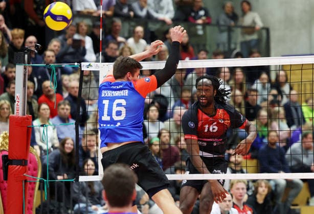 18.01.2026, Deutschland, Ludwigsburg, Volleyball Barock Volleys Ludwigsburg vs. Baden Volleys SSC Karlsruhe, Omene Nyherowo (LB, rechts)