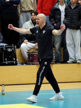 18.01.2026, Deutschland, Ludwigsburg, Volleyball Barock Volleys Ludwigsburg vs. Baden Volleys SSC Karlsruhe, Trainer Mattila Hasse (LB) jubelt und ballt die Fäuste