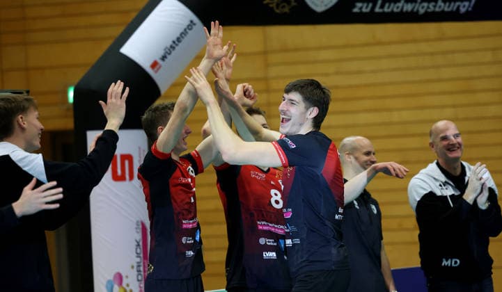 18.01.2026, Deutschland, Ludwigsburg, Volleyball Barock Volleys Ludwigsburg vs. Baden Volleys SSC Karlsruhe, Jan Huber (LB, rechts) freut sich über die Auszeichnung zum besten Spieler des Spiels