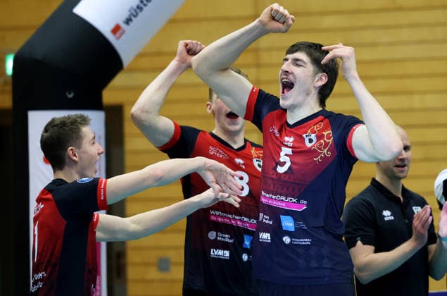 18.01.2026, Deutschland, Ludwigsburg, Volleyball Barock Volleys Ludwigsburg vs. Baden Volleys SSC Karlsruhe, Jan Huber (LB, rechts) freut sich über die Auszeichnung zum besten Spieler des Spiels