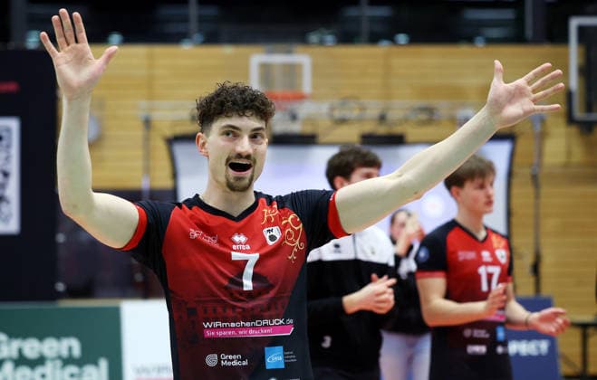 18.01.2026, Deutschland, Ludwigsburg, Volleyball Barock Volleys Ludwigsburg vs. Baden Volleys SSC Karlsruhe, Tim Köpfli (LB) freut sich